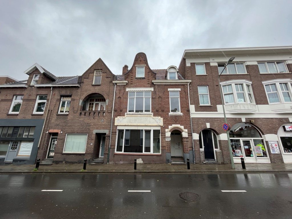 Nieuwstraat 50, 50a, 50b, 50c en 52 te Hoensbroek